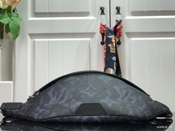 WIS LOUIS DISCOVERY VUITTON BUMBAG 0211